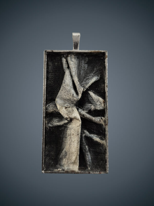 Close up of Pliora Nr°02 featuring the Adele Frank Crumpled sewing application technique.