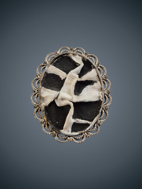 Close up of Pliora Nr°03 featuring the Adele Frank Crumpled sewing application technique.