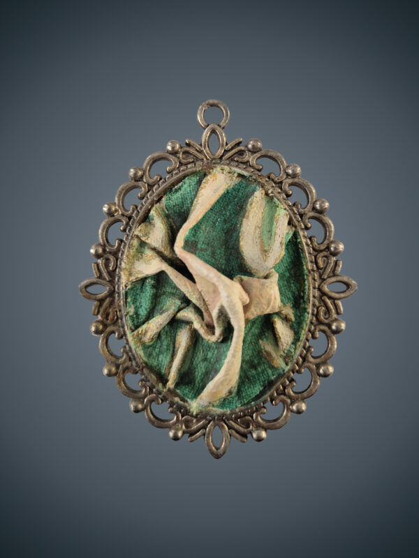 Close up of Pliora Nr°07 featuring the Adele Frank Crumpled sewing application technique.