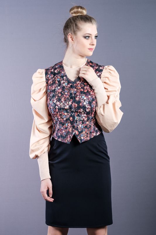 Flower patterned vest, with one colour back