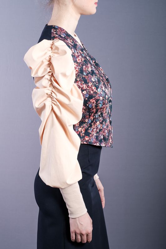 Flower patterned vest, with one colour back