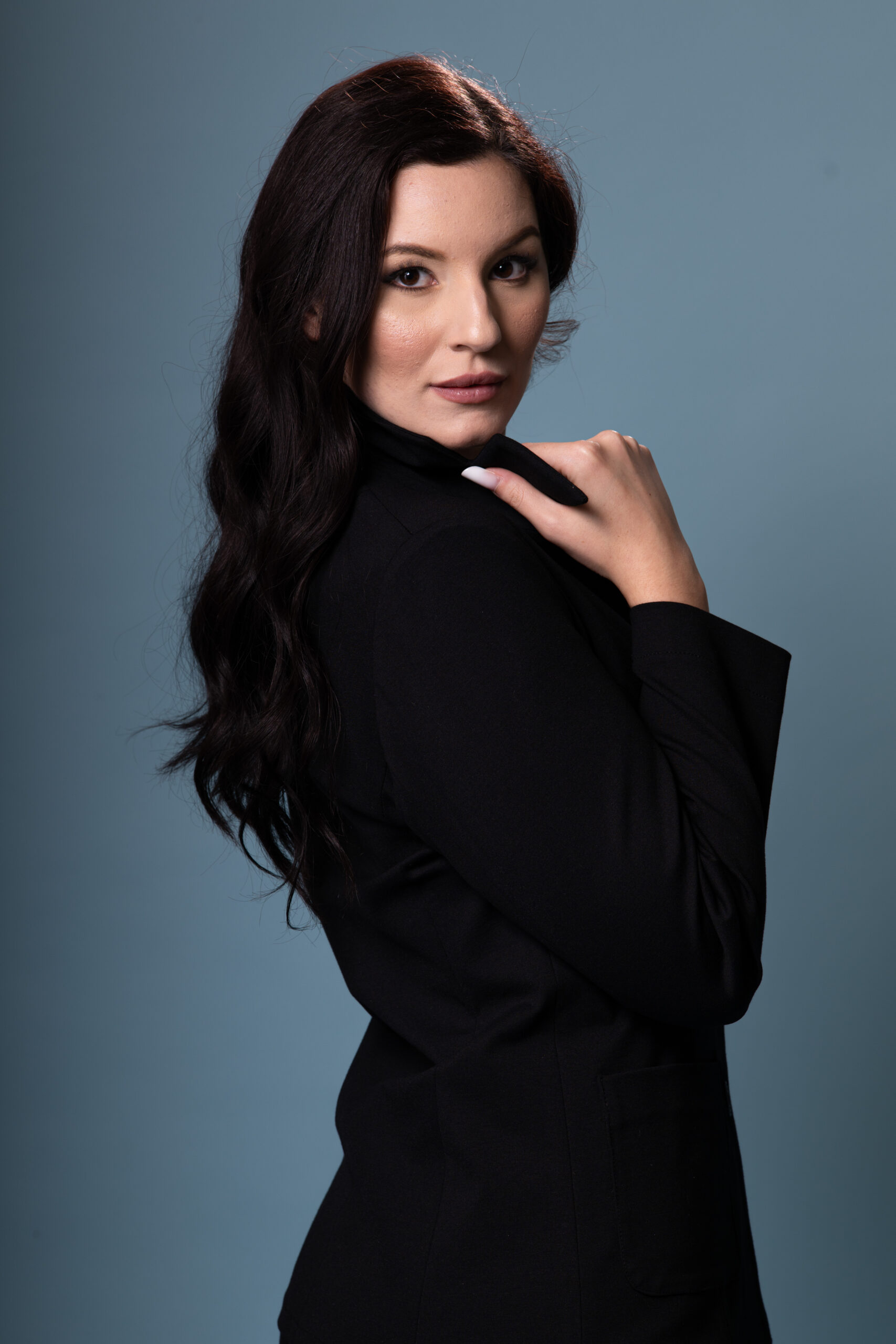 Atramentum tailored pantsuit in black, showcasing its form-fitting silhouette, princess seams, and open lapel for a structured, elegant look.